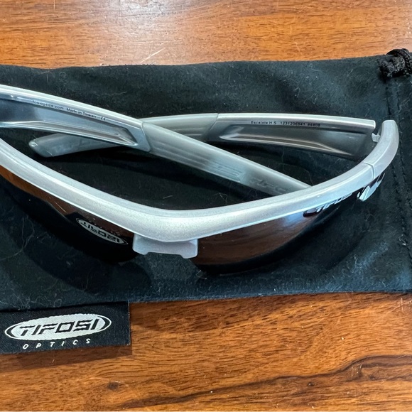 Tifosi Sunglasses - Picture 3 of 5